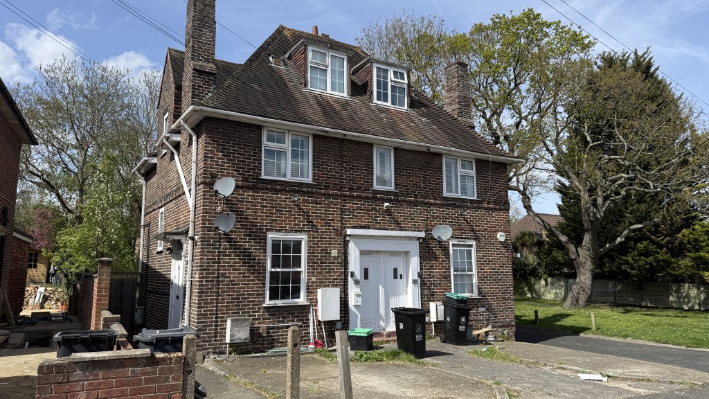 Lot: 170 - BUILDING COMPRISING TWO GROUND FLOOR FLATS & REVERSIONARY GROUND RENT FROM UPPER FLAT SOLD ON A LONG LEASE - Photo of building at 66-68 Framlingham Road, Eltham SE9